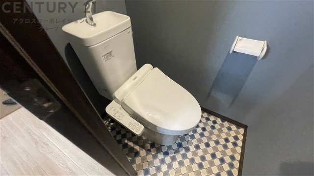温水洗浄便座付きのトイレです♪
