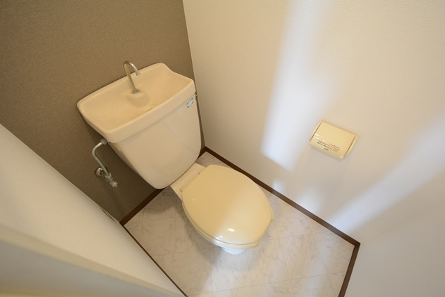 掃除のしやすいシンプルなトイレです♪
