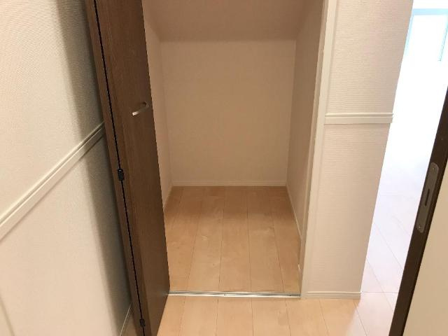【収納】 | 仮)ユニヴァリィⅡ鶴田町新築アパート | 階段下収納（イメージ）