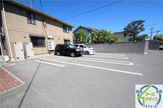 ローズコート野添B棟の駐車場