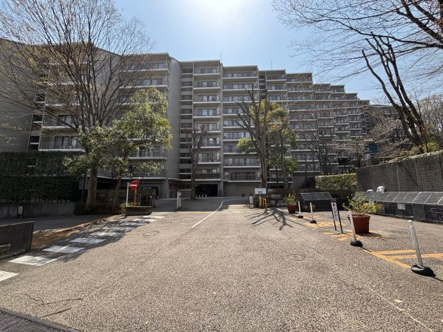 緑に囲まれ、四季を楽しむことができる大型レジデンスです。
