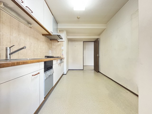 2WAYキッチンです。玄関からすぐに冷蔵庫へ運び込めます。奥行きも幅も広いキッチンですので、お料理の幅も広がりそうです。