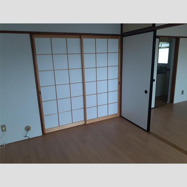 シャルム中島の洋室
