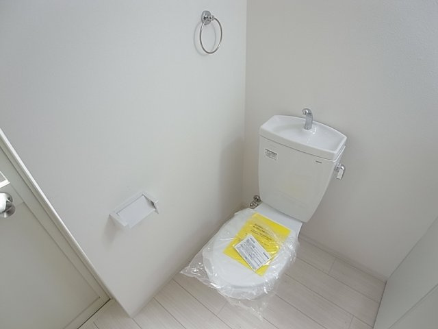 JS大同町のトイレ|トイレ、小窓も完備