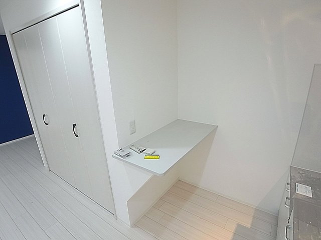 JS大同町の内装|カウンターテーブルは便利です