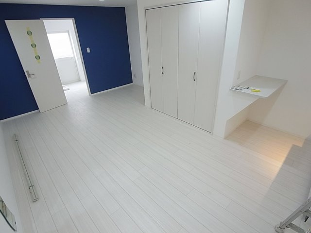 JS大同町の居間・リビング|デザインクロス採用の広々とした室内