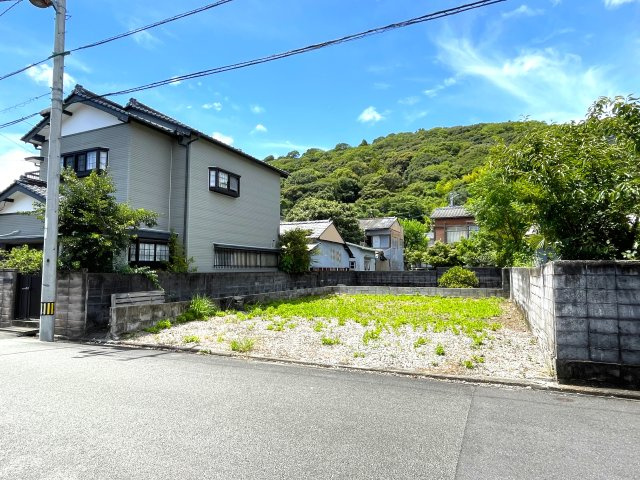塩屋崎町二丁目　土地の前面道路含む現地写真|道路側（東側）から西方面を撮影。
