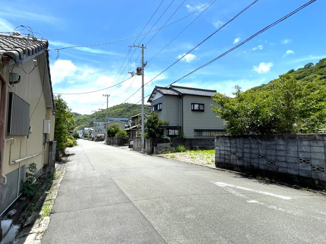 塩屋崎町二丁目　土地の前面道路含む現地写真|道路幅員は約７．９ｍ。敷地への車の出入りもスムーズです。