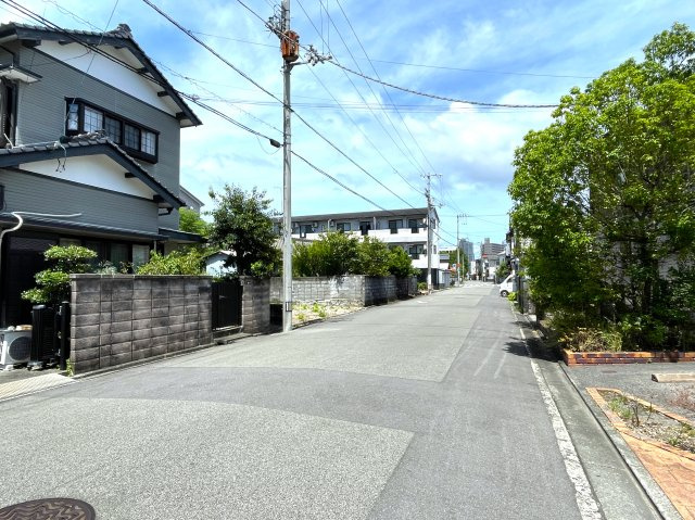 塩屋崎町二丁目　土地の前面道路含む現地写真|前面道路は交通量が少なく住環境も良好です。