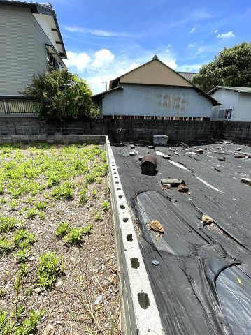 塩屋崎町二丁目　土地の外観|隣接地とはブロック塀で仕切られています。