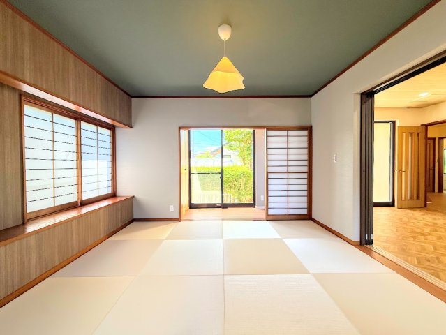 戸塚区汲沢町　中古戸建て　第3の和室|◆室内はいつも明るい印象なので気持ちの良い朝を迎えられます。各部屋にはクローゼットを完備しており、収納が多いお家はすっきりして快適空間です。