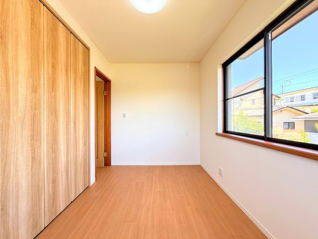 戸塚区汲沢町　中古戸建て　第3の洋室|◆子どものスタディ空間として、あるいは書斎やホビールームとして生活スタイルに合わせて使えるプライベートルーム。居心地のいい落ち着いたインテリアが似合います。