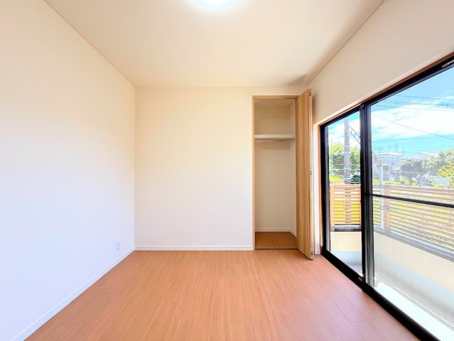 戸塚区汲沢町　中古戸建て　第3の洋室|◆感性を育むプライベートルームはシンプルでスマートな空間。好みの空間で読書をしたり、音楽を聞いたりと一人の時間も充実したものにできます。