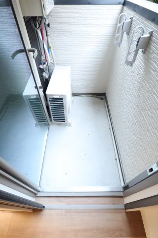 大阪市城東区鴫野西１丁目のアパートのバルコニー