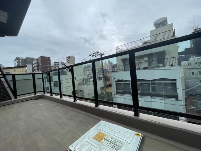 ＫＮＯＴＳ浅草のバルコニー