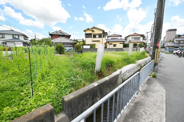 箕面市箕面5丁目建築条件なし売土地の外観|上下水ガス引込、擁壁やり替え、水路橋（幅4ｍ）設置工事後引き渡しになります。詳しくはお気軽にお問い合わせください。