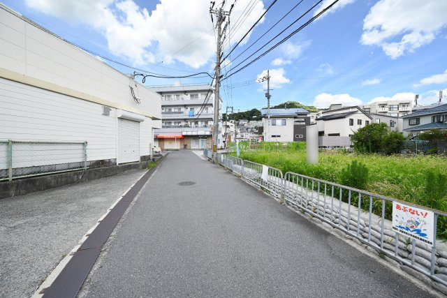 箕面市箕面5丁目建築条件なし売土地の前面道路含む現地写真|前面道路　幅員約4ｍ