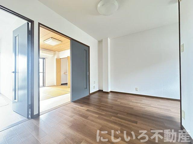 フローラルシャトーの居間・リビング