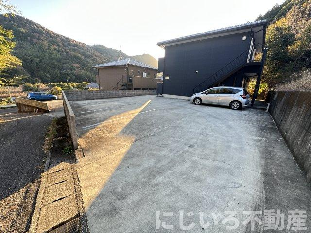 メゾンオリーブの駐車場