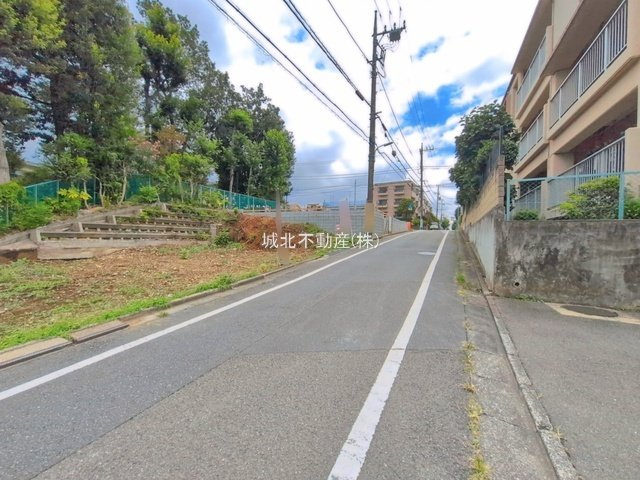 杉並区上井草2丁目 全3棟3号棟の前面道路含む現地写真|伸びやかな西側5.4㎡公道に面する全3棟2号棟
上井草の生活しやすい住環境です