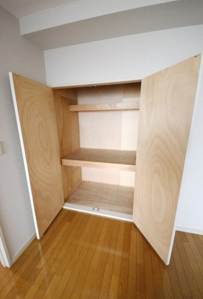 稲城市東長沼の賃貸マンションの収納