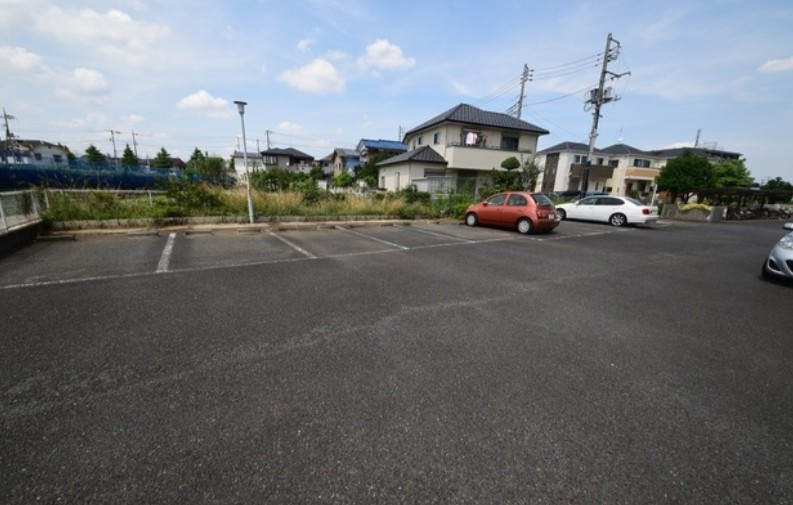稲城市東長沼の賃貸マンションの駐車場