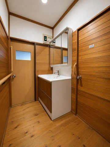 茨城県潮来市延方西　中古戸建の洗面所|※画像の一部はAIを用いて加工・編集しています。実際の状況と異なる場合がありますので、ご了承下さい。