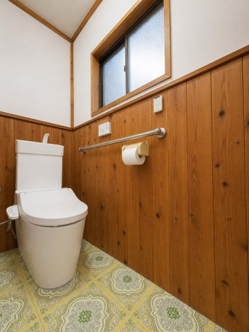 茨城県潮来市延方西　中古戸建のトイレ|※画像の一部はAIを用いて加工・編集しています。実際の状況と異なる場合がありますので、ご了承下さい。