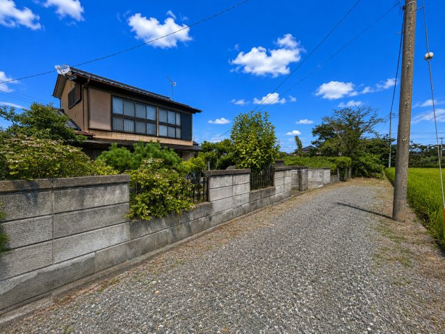 茨城県潮来市延方西　中古戸建の前面道路含む現地写真|※画像の一部はAIを用いて加工・編集しています。実際の状況と異なる場合がありますので、ご了承下さい。