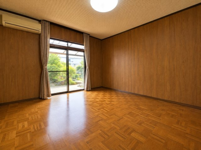 茨城県潮来市延方西　中古戸建の居間・リビング|※画像の一部はAIを用いて加工・編集しています。実際の状況と異なる場合がありますので、ご了承下さい。