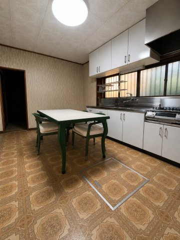茨城県潮来市延方西　中古戸建のキッチン|※画像の一部はAIを用いて加工・編集しています。実際の状況と異なる場合がありますので、ご了承下さい。