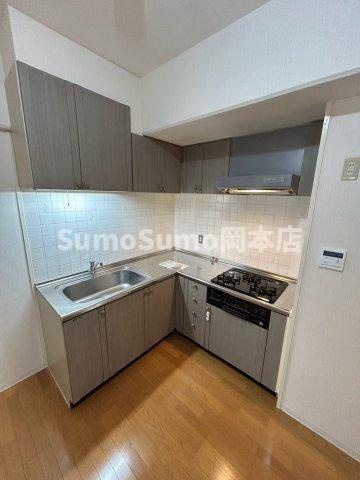 カウリー芦屋のキッチン|コンパクトなキッチンで掃除もラクラク