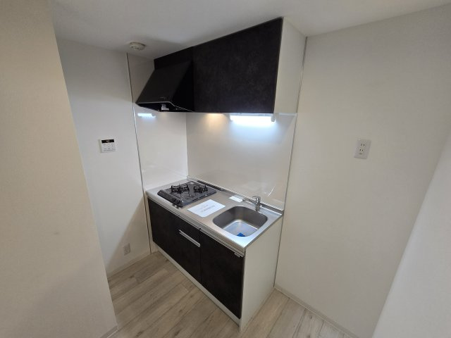 エステイトE桂川B棟のキッチン|システムキッチン採用。自炊が快適に楽しめる便利な調理スペース