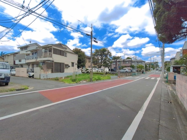 杉並区上井草3丁目 限定1棟の前面道路含む現地写真|伸びやかな北西側5.4ｍ公道・東側8.0ｍ公道・南側4.0ｍ位置指定道路に面する限定1棟
上井草の生活しやすい住環境です