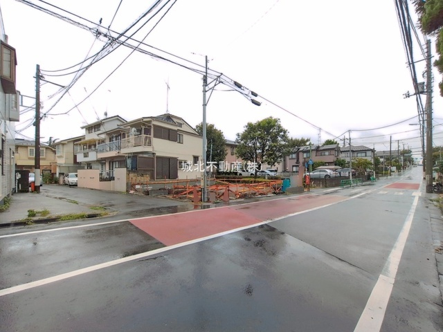 杉並区上井草3丁目 限定1棟の前面道路含む現地写真|伸びやかな北西側5.4ｍ公道・東側8.0ｍ公道・南側4.0ｍ位置指定道路に面する限定1棟
上井草の生活しやすい住環境です