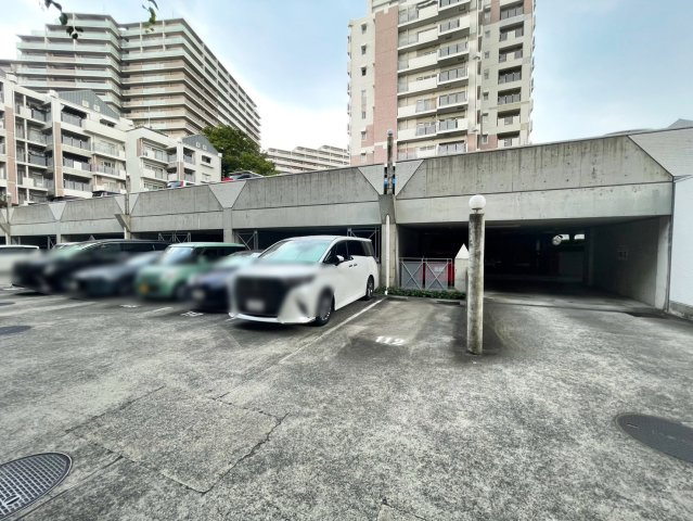 緑地公園グリーンハイツ6号館の駐車場|駐車場です
