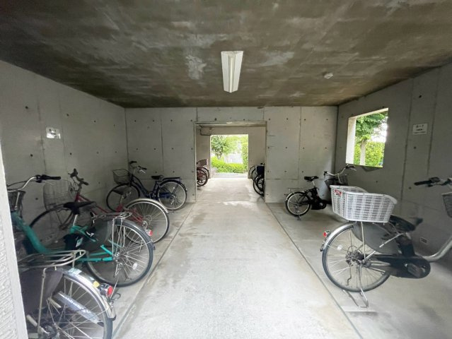 緑地公園グリーンハイツ6号館の駐輪場|駐輪場です