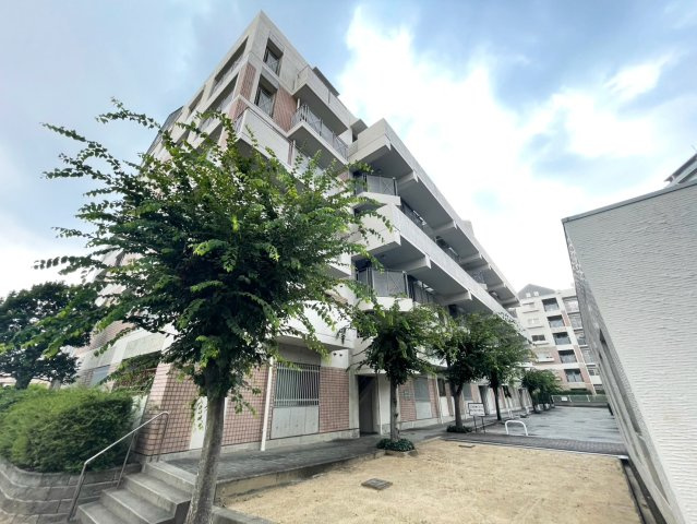 緑地公園グリーンハイツ6号館の外観|おしゃれな外観です