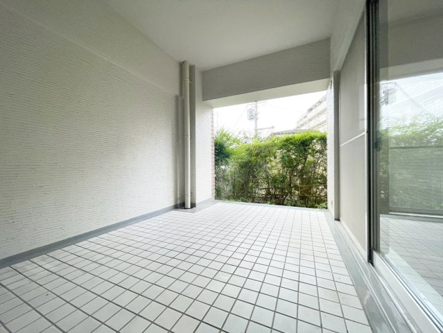 緑地公園グリーンハイツ6号館のバルコニー|ゆったり使えるテラスです