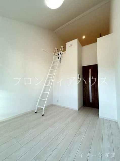 川崎市多摩区菅北浦２丁目のアパートの居間・リビング