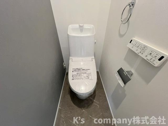 藤沢市鵠沼海岸5丁目　新築戸建のトイレ|アクセントクロスが使用されているおしゃれな空間☆