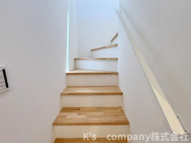 藤沢市鵠沼海岸5丁目　新築戸建の内装|手すり付きの階段☆小さなお子様やご年配の方にも優しい仕様☆
