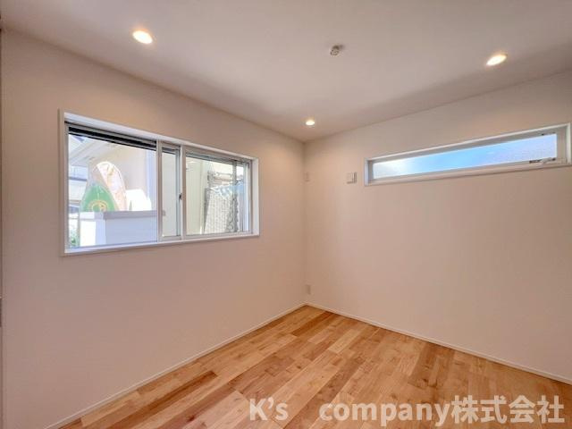 藤沢市鵠沼海岸5丁目　新築戸建の寝室|納戸5.2帖◇2面採光のお部屋でお子様のお部屋など居室としてお使いいただけます◇