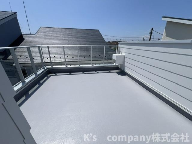 藤沢市鵠沼海岸5丁目　新築戸建のバルコニー|夏にお子様のプールを楽しんだり、BBQ等をすることもできプライベート空間を満喫できます◇