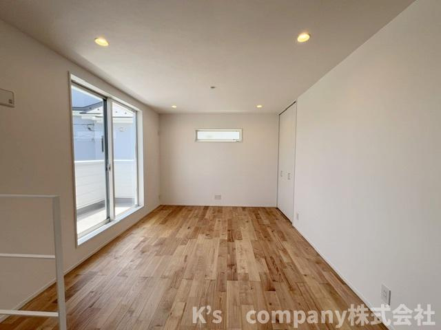 藤沢市鵠沼海岸5丁目　新築戸建の居間・リビング|2階リビングは使い分けのしやすい18帖◇