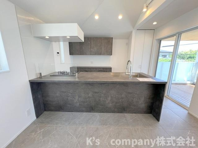 藤沢市鵠沼海岸5丁目　新築戸建のダイニング|シックな色調のカウンタ―キッチン☆おしゃれな印象でお客様を呼びたくなるリビングスペース◇