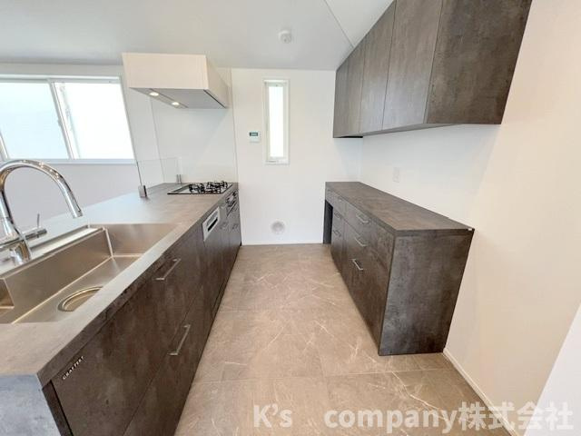 藤沢市鵠沼海岸5丁目　新築戸建のキッチン|キッチン後方には吊戸棚とカップボード付き☆収納力があります◇