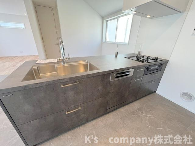 藤沢市鵠沼海岸5丁目　新築戸建のキッチン|ご家族とのコミュニケーションが取りやすいカウンタ―キッチン☆