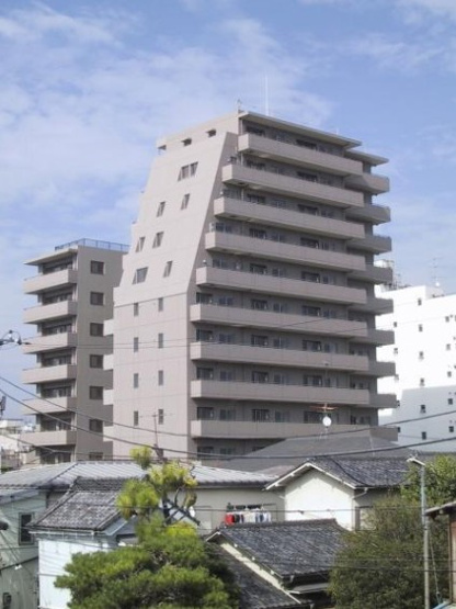 【外観】 | ジ・アパートメント　ヒルトップ中野 | 鉄筋コンクリート造のがっしりとした建物。