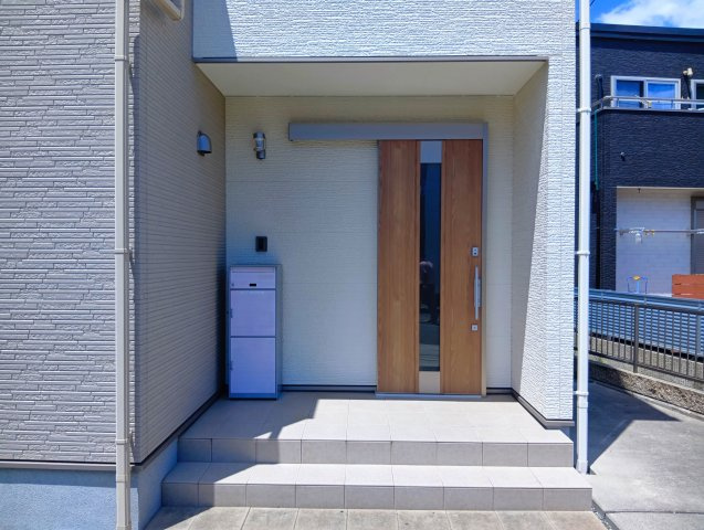 売中古戸建　富士市岩本の玄関|宅配ボックスがあります。安心してネット通販でお買い物が出来ますね。